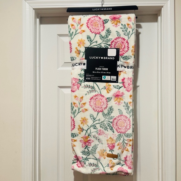 New LUCKY BRAND Printed Plush Throw Blanket - Cream/Pink/Orange - 50"x70" - Picture 8 of 8
